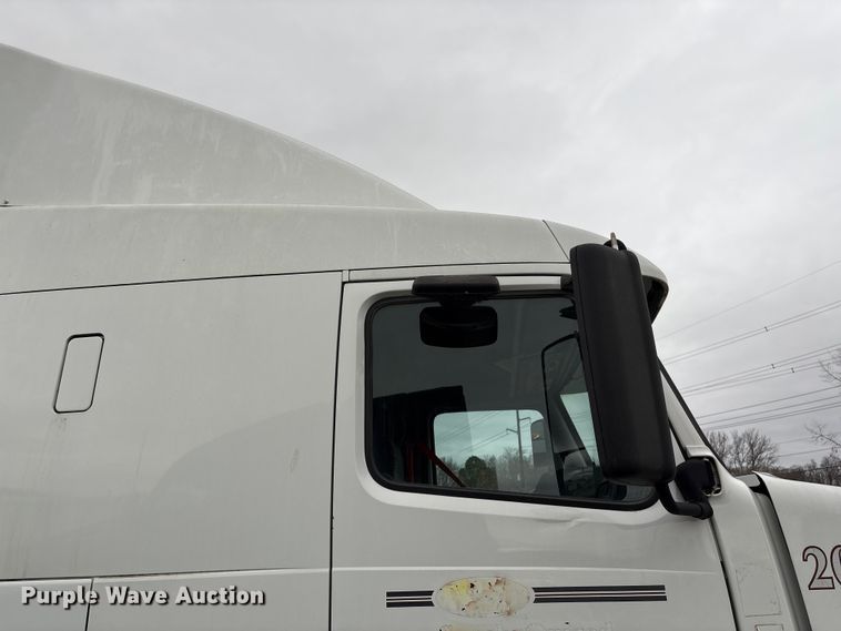 image for item EF1002 2011 Volvo VNL semi truck