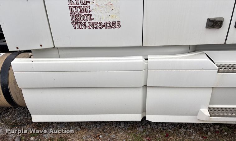 image for item EF1002 2011 Volvo VNL semi truck