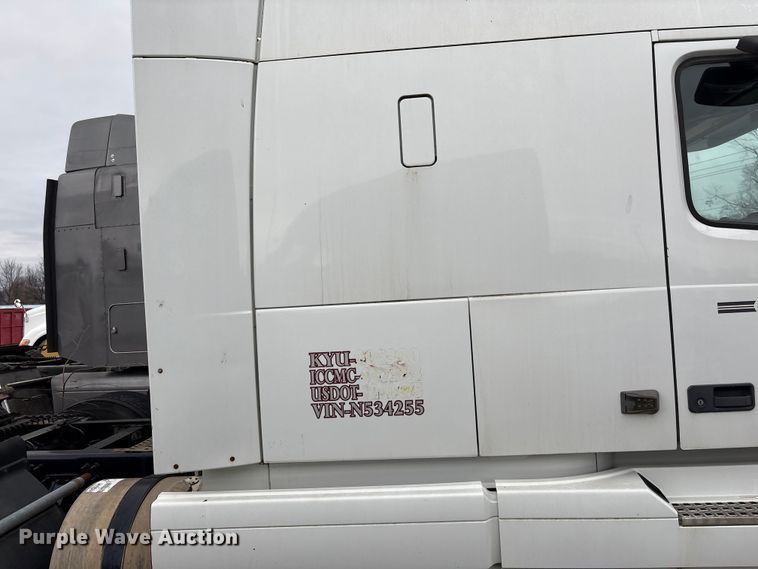 image for item EF1002 2011 Volvo VNL semi truck