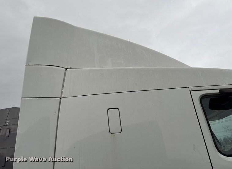 image for item EF1002 2011 Volvo VNL semi truck