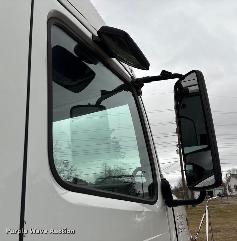 image for item EF1002 2011 Volvo VNL semi truck