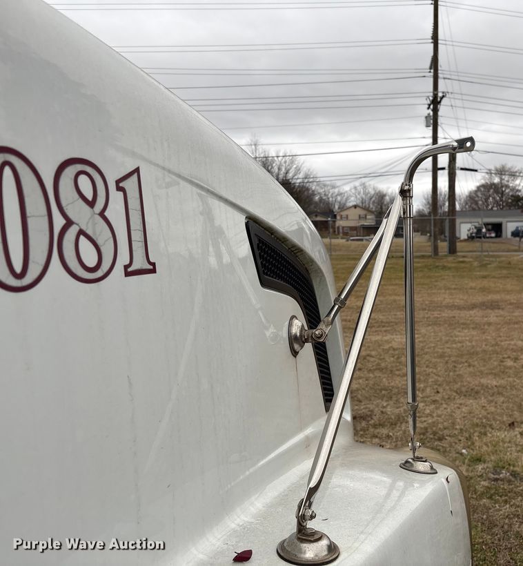 image for item EF1002 2011 Volvo VNL semi truck