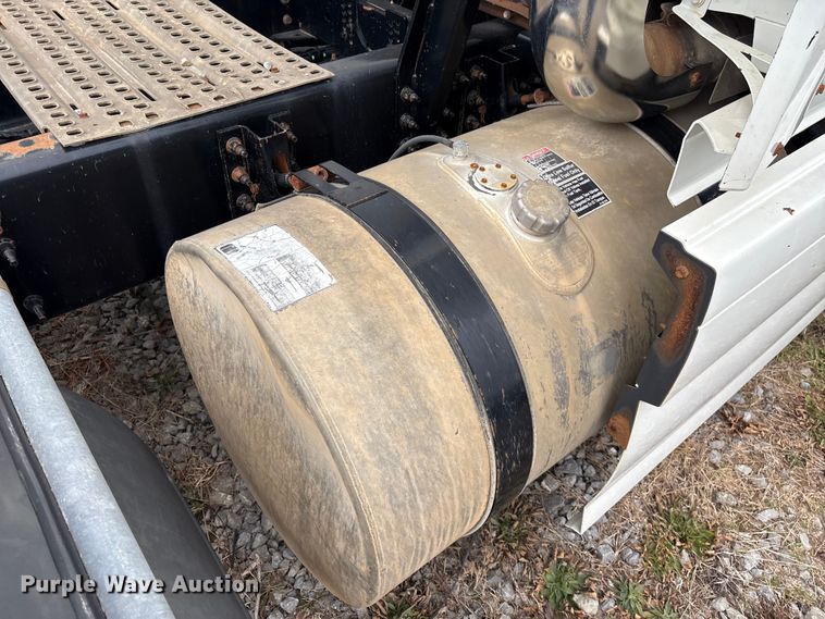 image for item EF1002 2011 Volvo VNL semi truck