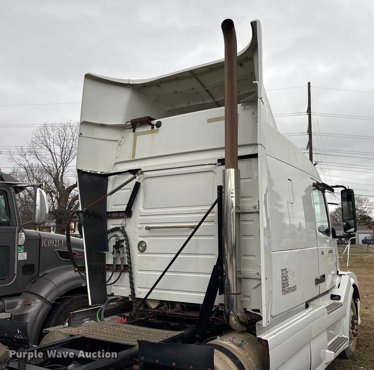 image for item EF1002 2011 Volvo VNL semi truck