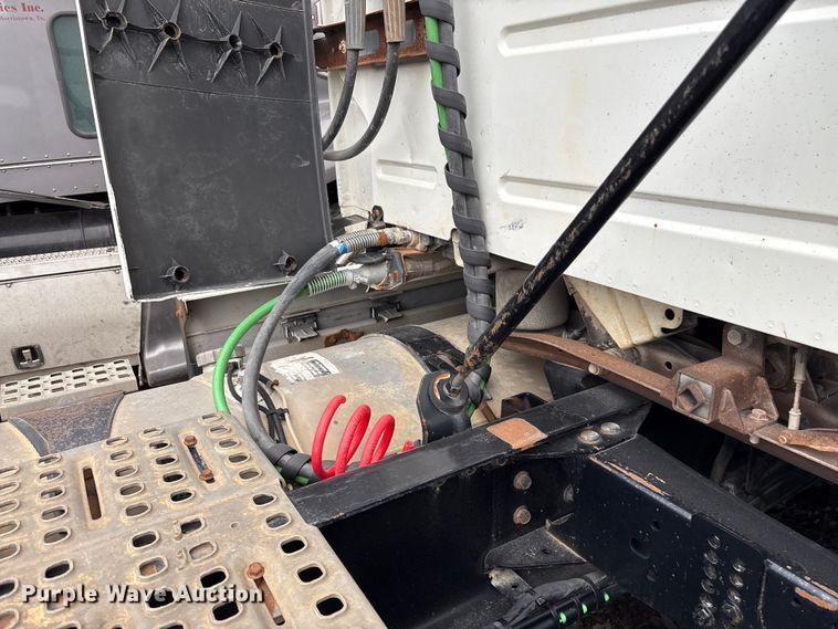 image for item EF1002 2011 Volvo VNL semi truck