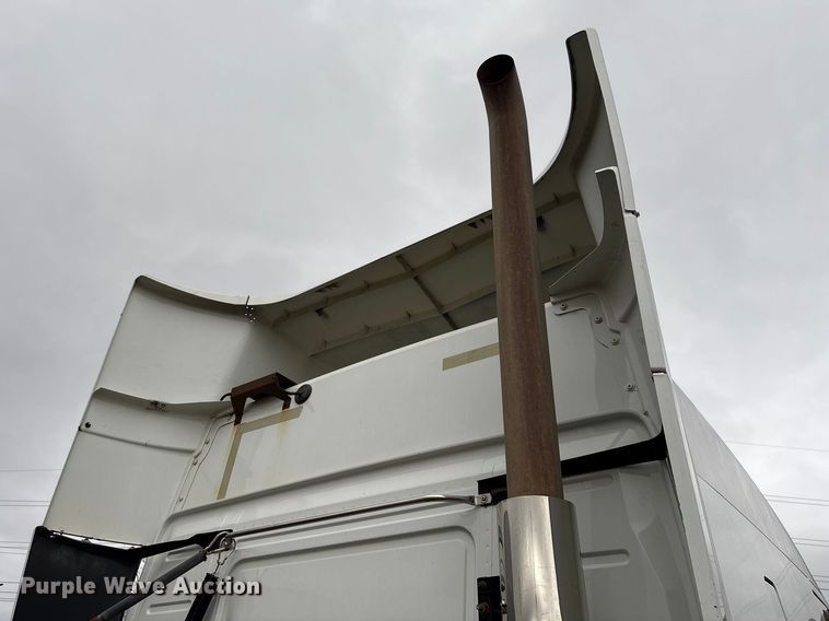 image for item EF1002 2011 Volvo VNL semi truck