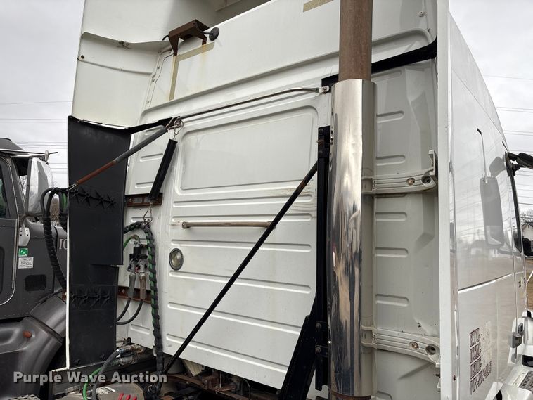 image for item EF1002 2011 Volvo VNL semi truck