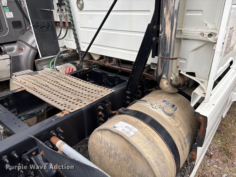 image for item EF1002 2011 Volvo VNL semi truck