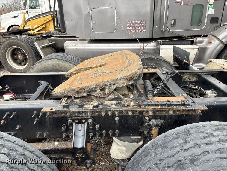 image for item EF1002 2011 Volvo VNL semi truck