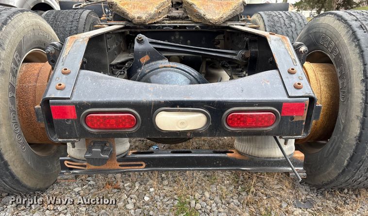 image for item EF1002 2011 Volvo VNL semi truck