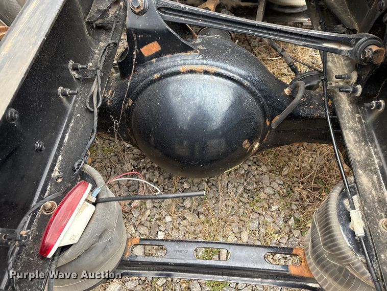 image for item EF1002 2011 Volvo VNL semi truck