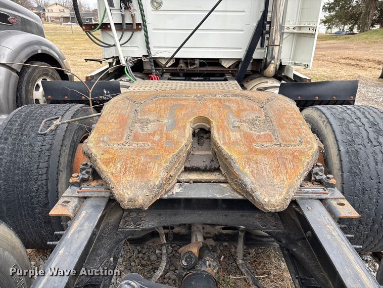 image for item EF1002 2011 Volvo VNL semi truck