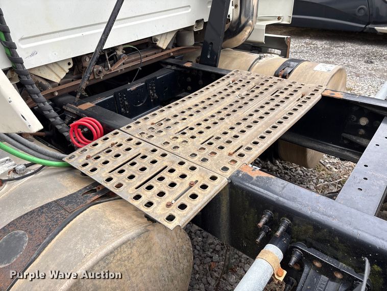 image for item EF1002 2011 Volvo VNL semi truck