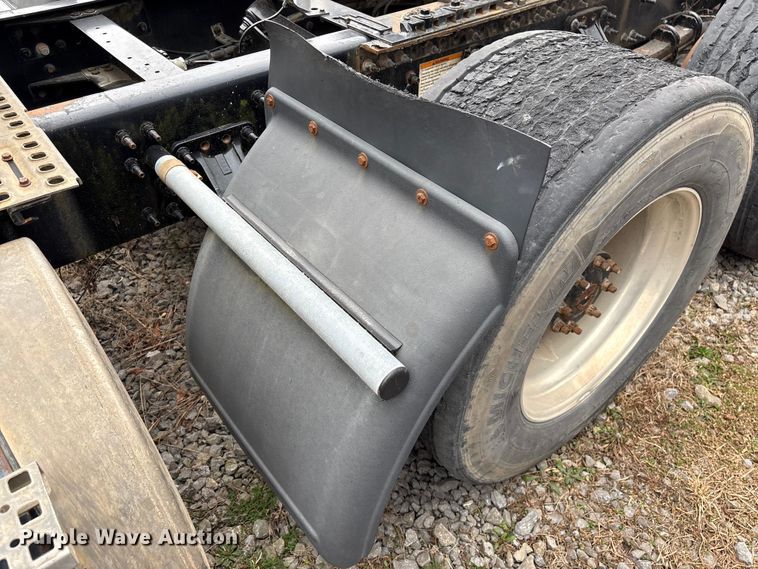 image for item EF1002 2011 Volvo VNL semi truck