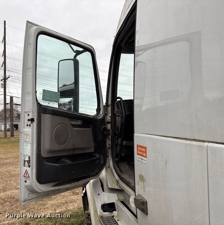 image for item EF1002 2011 Volvo VNL semi truck