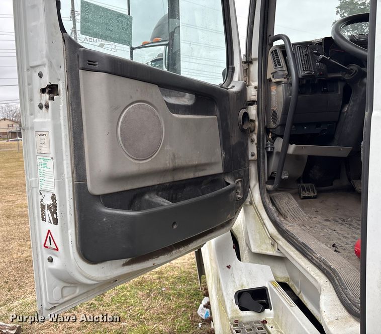 image for item EF1002 2011 Volvo VNL semi truck