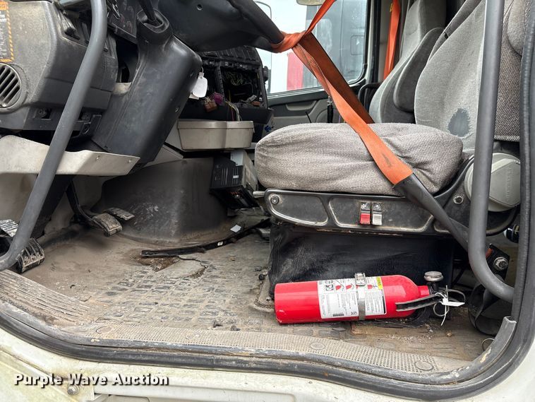 image for item EF1002 2011 Volvo VNL semi truck