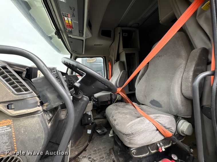 image for item EF1002 2011 Volvo VNL semi truck