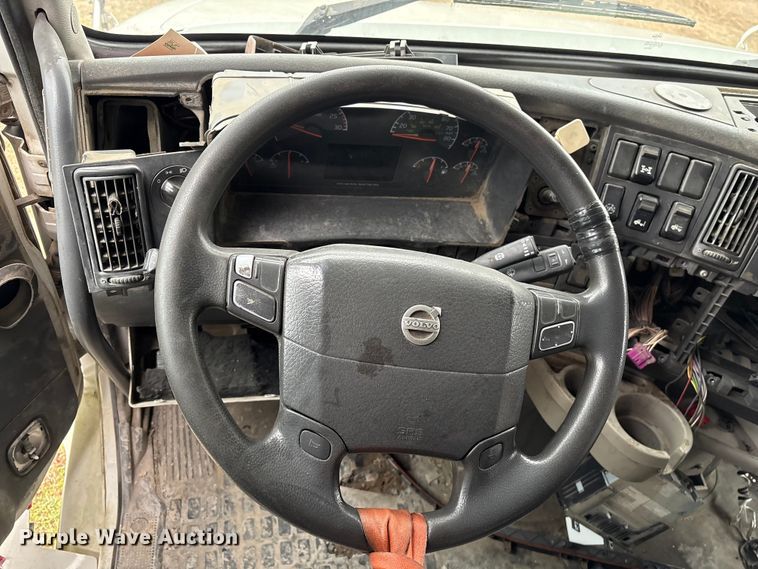 image for item EF1002 2011 Volvo VNL semi truck