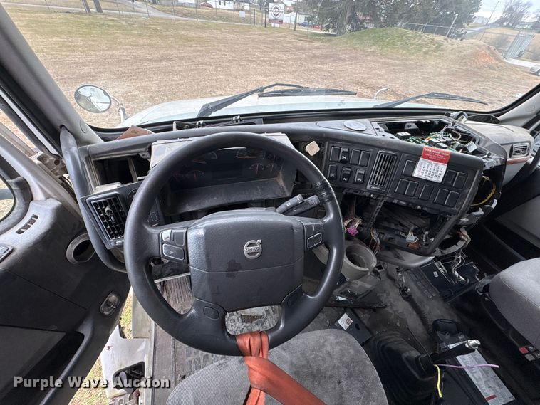 image for item EF1002 2011 Volvo VNL semi truck