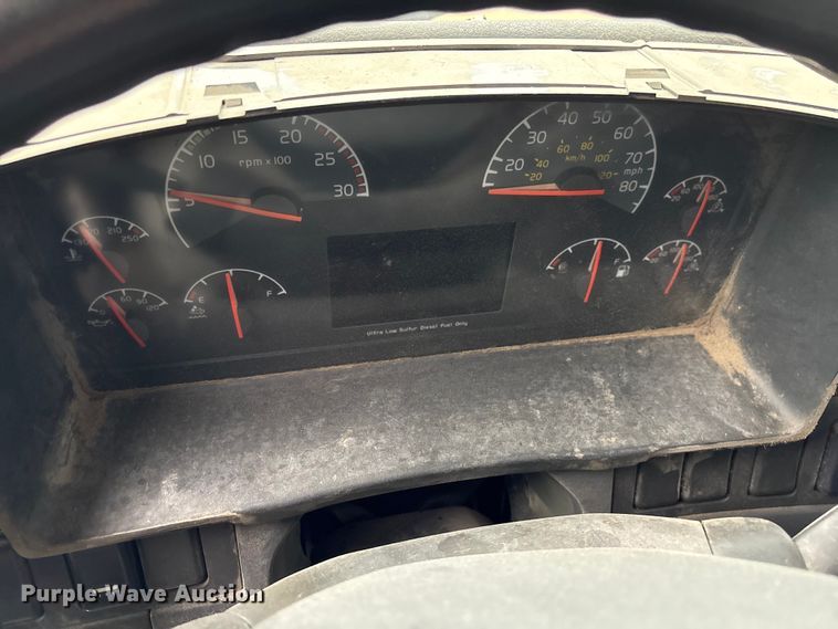 image for item EF1002 2011 Volvo VNL semi truck