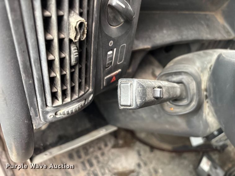 image for item EF1002 2011 Volvo VNL semi truck