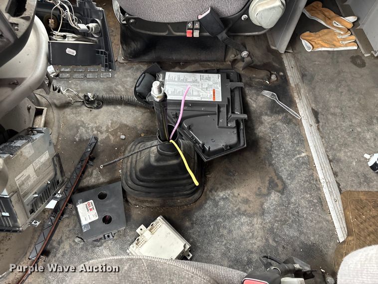 image for item EF1002 2011 Volvo VNL semi truck