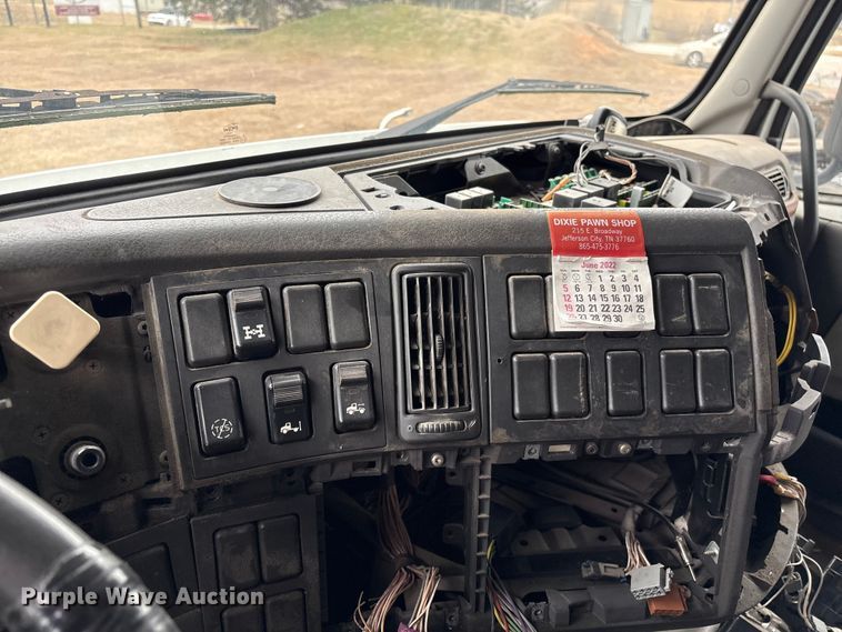 image for item EF1002 2011 Volvo VNL semi truck