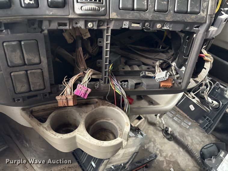 image for item EF1002 2011 Volvo VNL semi truck