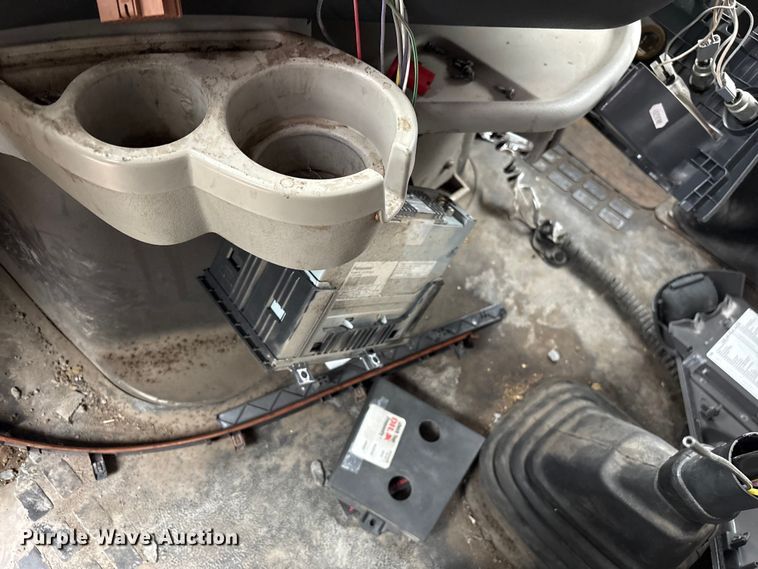 image for item EF1002 2011 Volvo VNL semi truck