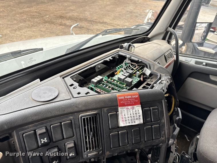 image for item EF1002 2011 Volvo VNL semi truck