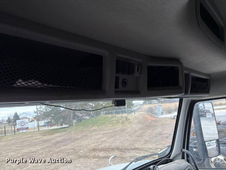 image for item EF1002 2011 Volvo VNL semi truck