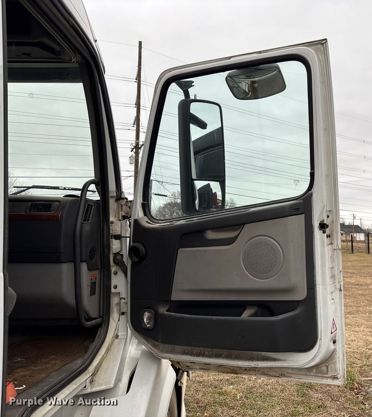 image for item EF1002 2011 Volvo VNL semi truck