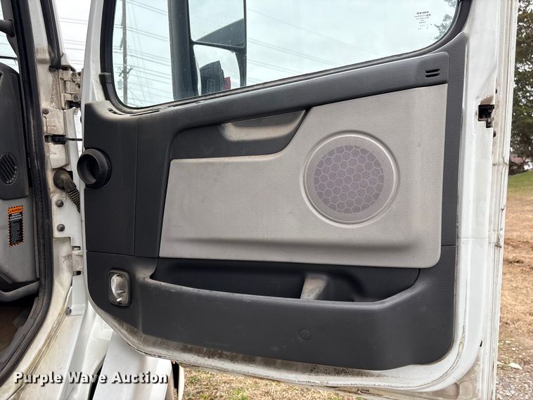 image for item EF1002 2011 Volvo VNL semi truck