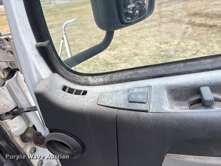 image for item EF1002 2011 Volvo VNL semi truck