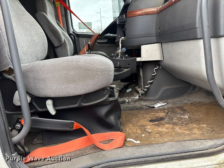 image for item EF1002 2011 Volvo VNL semi truck