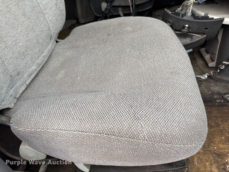 image for item EF1002 2011 Volvo VNL semi truck