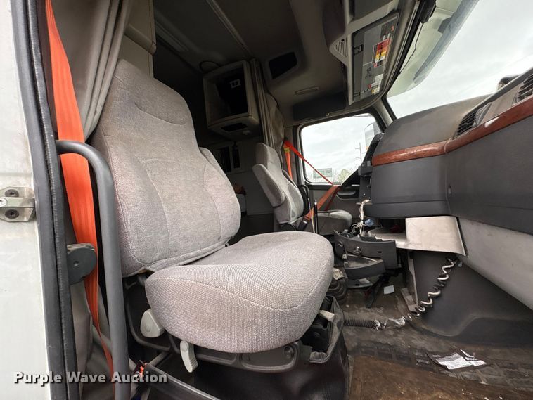 image for item EF1002 2011 Volvo VNL semi truck