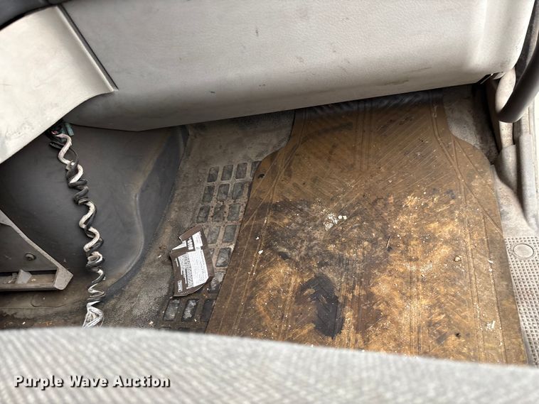 image for item EF1002 2011 Volvo VNL semi truck