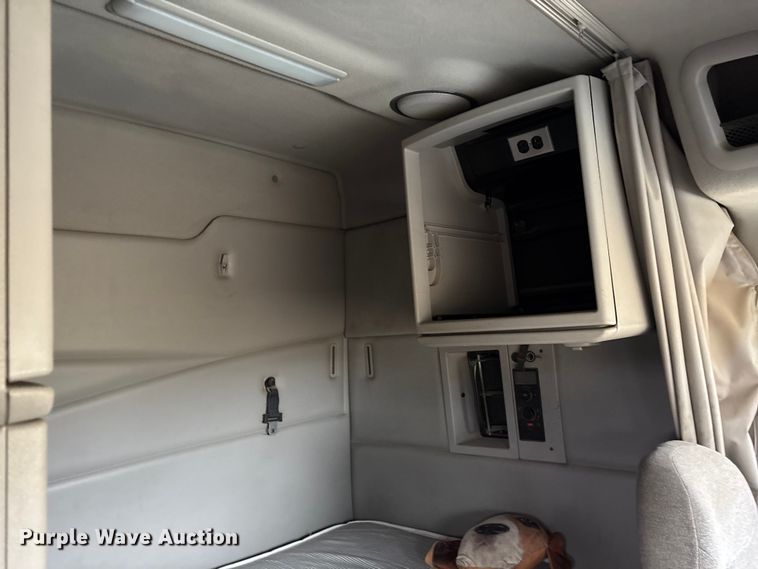 image for item EF1002 2011 Volvo VNL semi truck