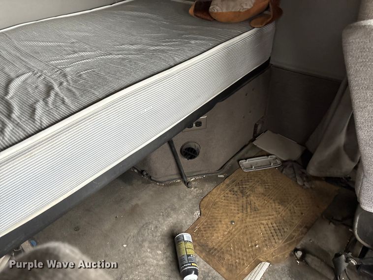 image for item EF1002 2011 Volvo VNL semi truck