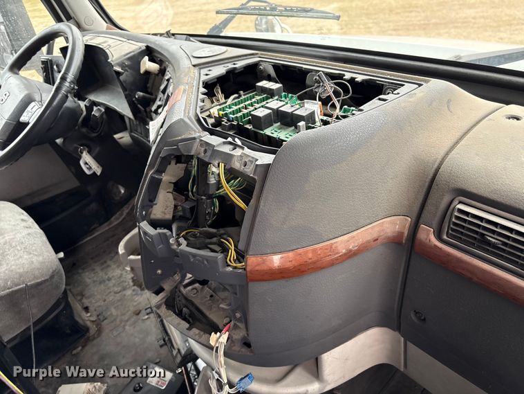 image for item EF1002 2011 Volvo VNL semi truck