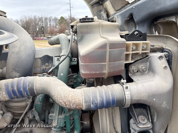 image for item EF1002 2011 Volvo VNL semi truck