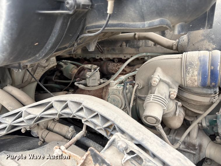 image for item EF1002 2011 Volvo VNL semi truck