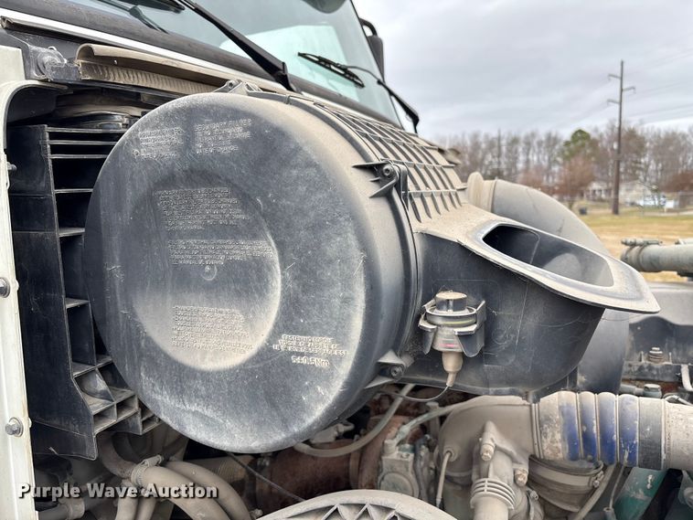 image for item EF1002 2011 Volvo VNL semi truck