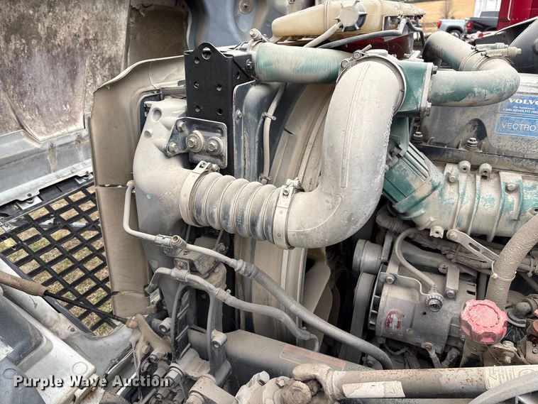 image for item EF1002 2011 Volvo VNL semi truck