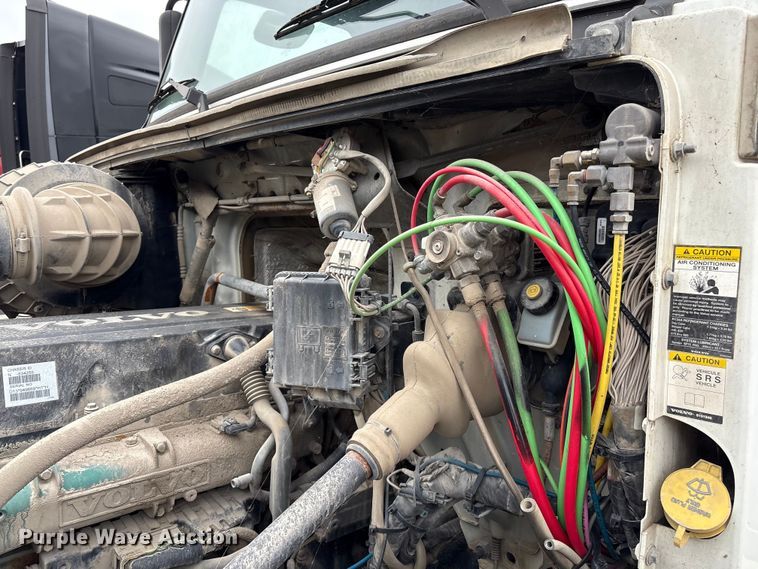 image for item EF1002 2011 Volvo VNL semi truck