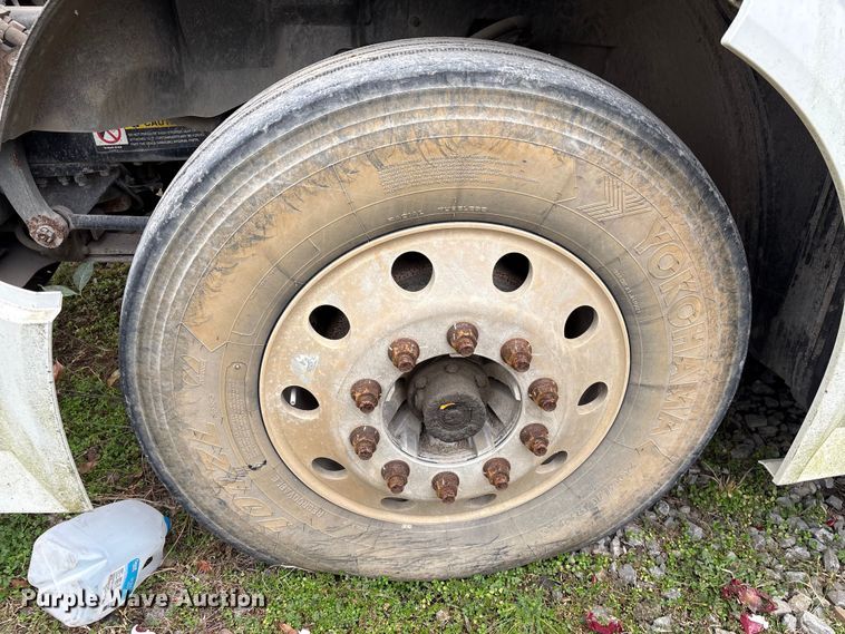 image for item EF1002 2011 Volvo VNL semi truck