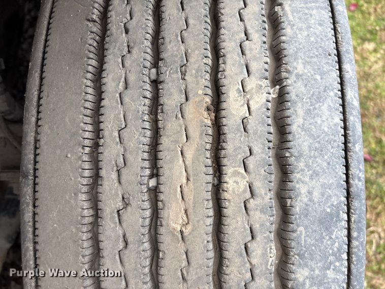 image for item EF1002 2011 Volvo VNL semi truck