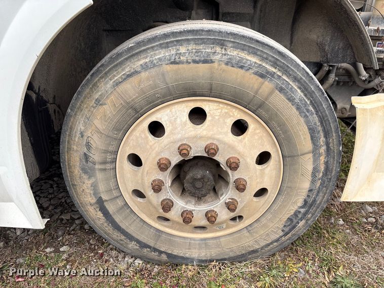 image for item EF1002 2011 Volvo VNL semi truck